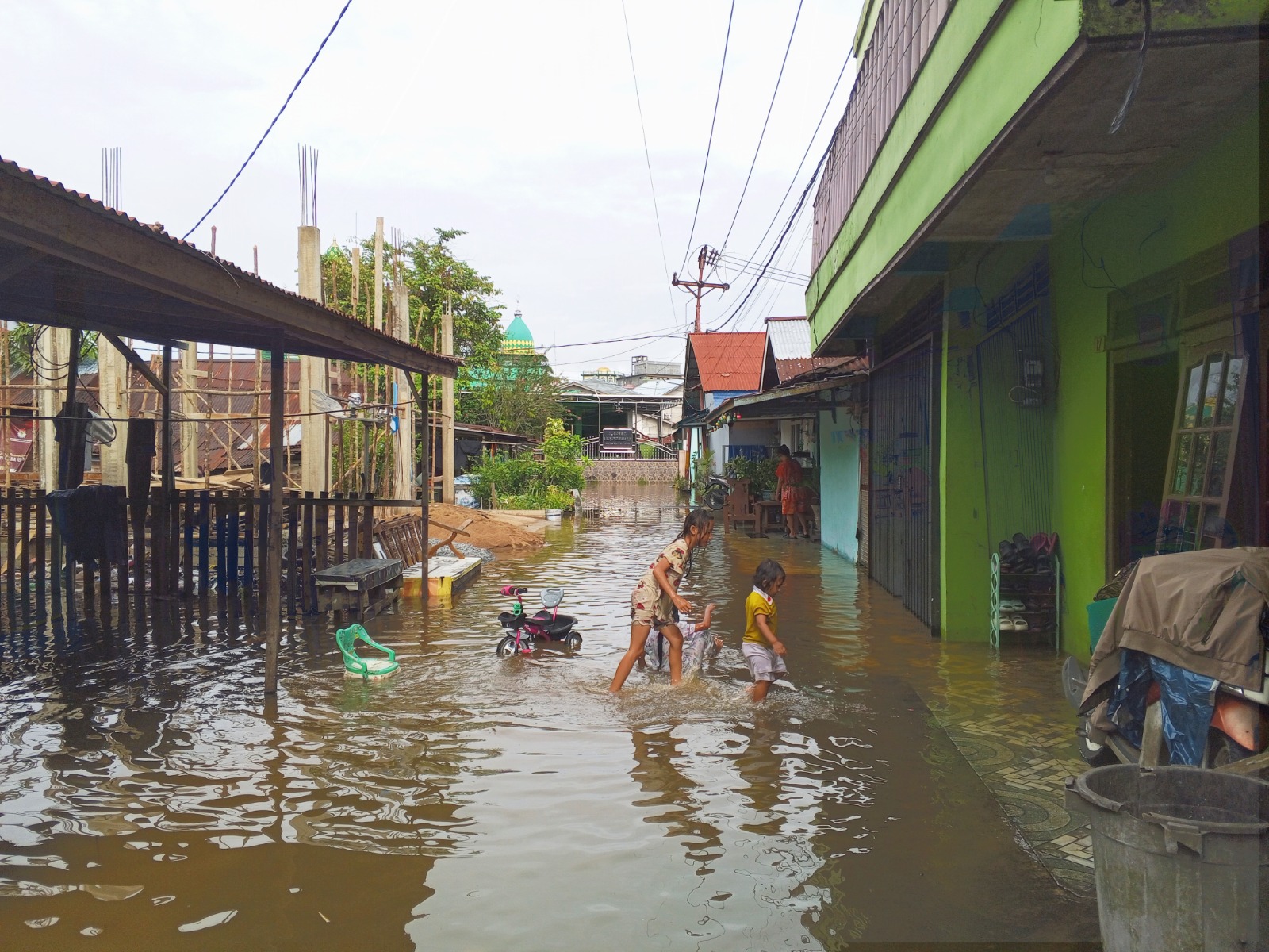 DUNIA KECIL DALAM GENANGAN KERUH