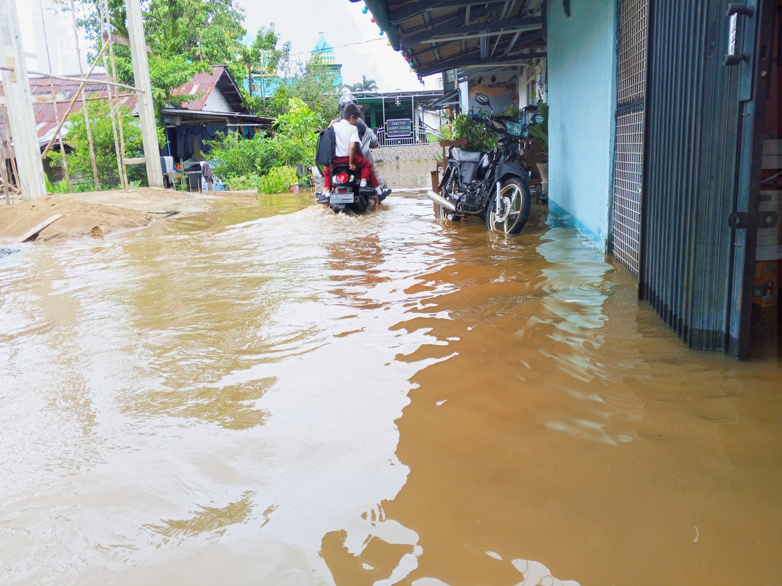 MENEMBUS BANJIR DEMI MASA DEPAN