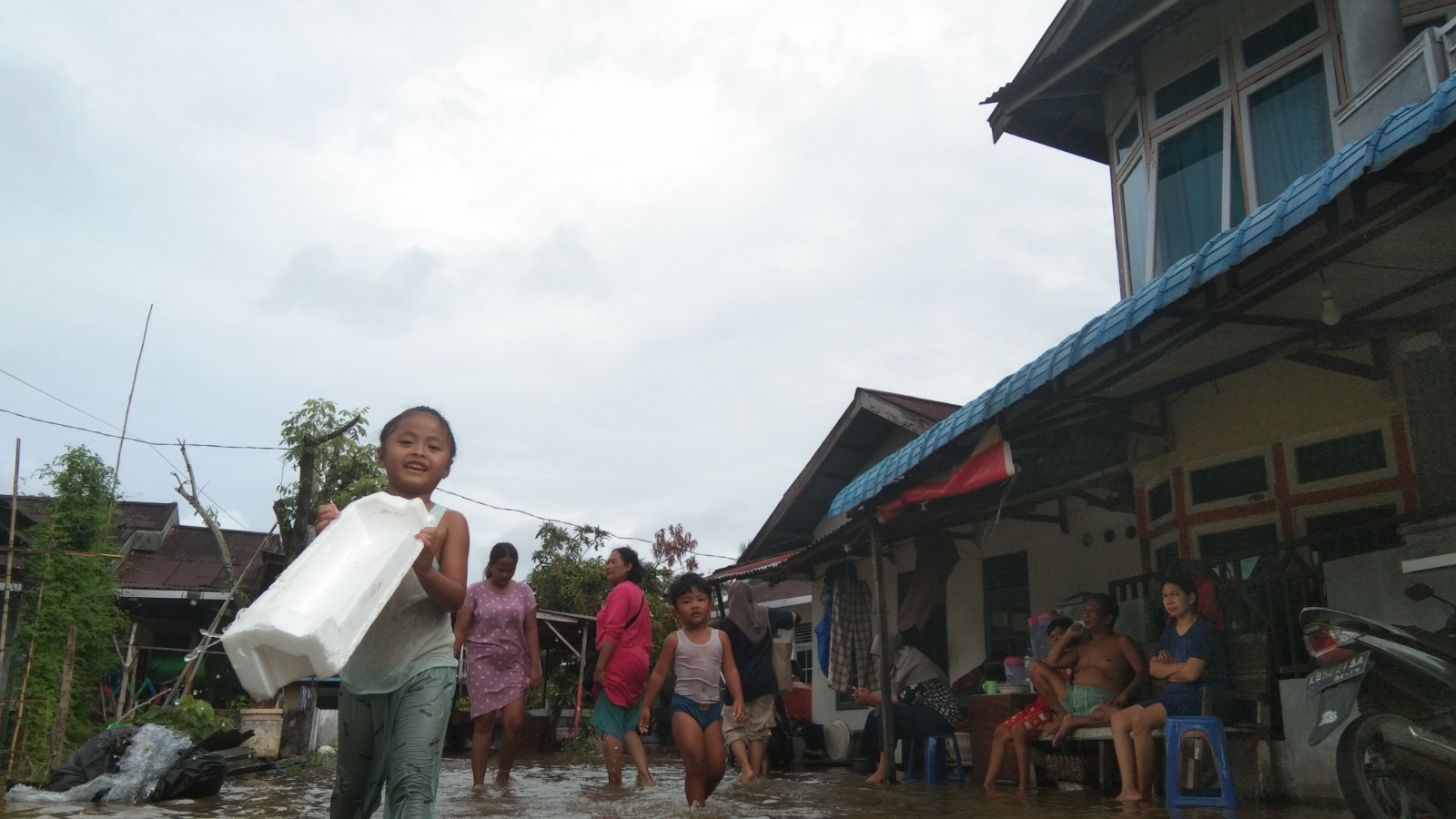 SENYUM YANG TAK HANYUT