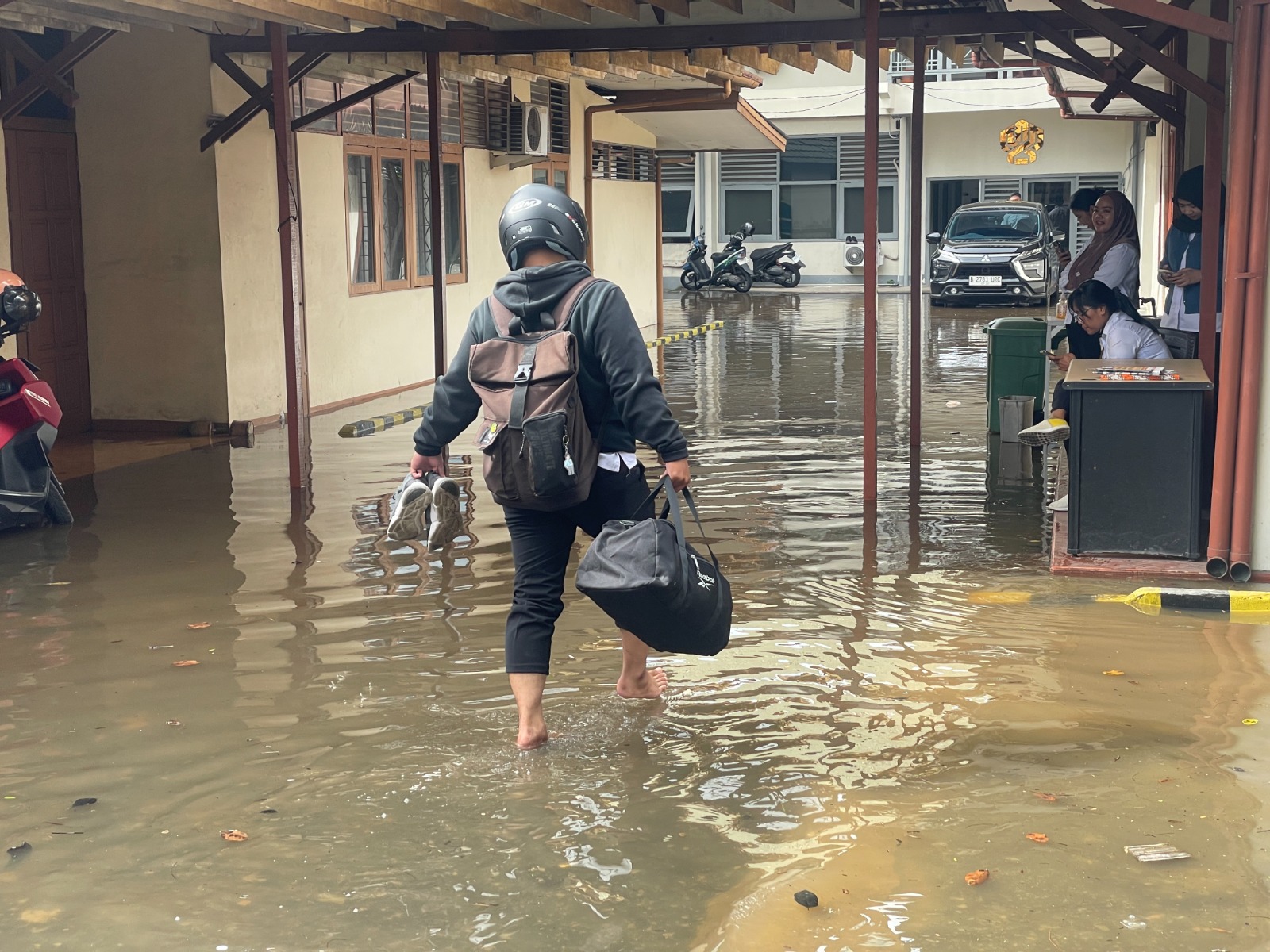 MELANGKAH DALAM KEPUNGAN BANJIR